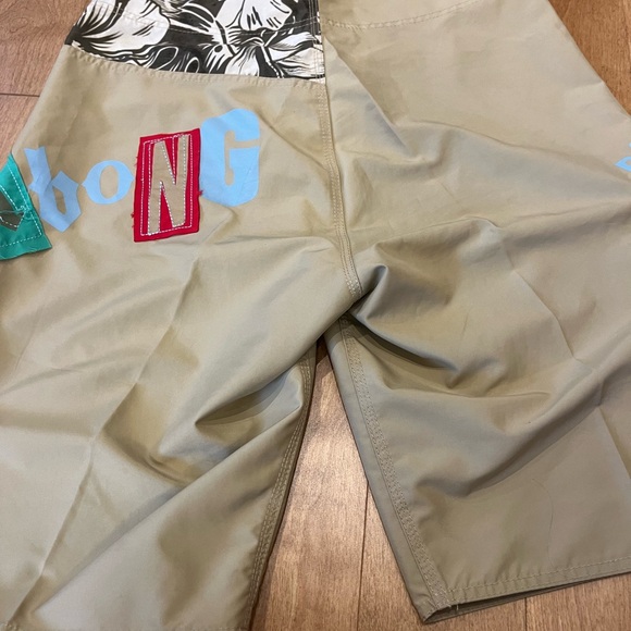 Three designer cargo Bermuda shorts for men, Nike, billabong and Tommy Hilfiger - Picture 14 of 16